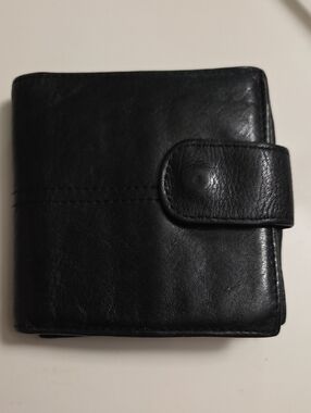 Wilson Black Leather Fold Wallet with Embossed Logo